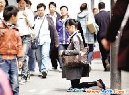 LV女跪地乞讨3元饭钱 撂狠话:敢拍照砸相机(图)