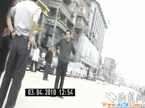 武昌一民警摄录违章停车遭群殴 耳膜被打穿(组图)