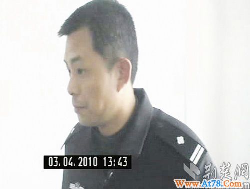 武昌一民警摄录违章停车遭群殴 耳膜被打穿(组图)