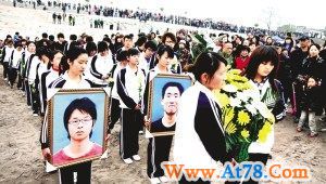 湖北长江大学千名师生祭奠3名救人牺牲大学生