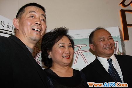 《我们天上见》上映 蒋雯丽感谢丈夫在家带孩子(组图)