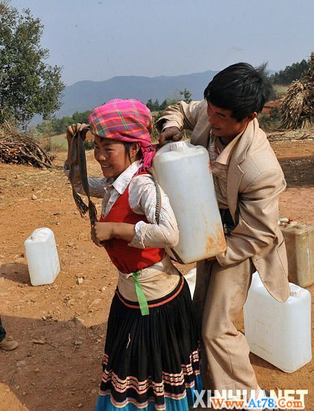 云南旱区开展自救 村民外出打工弥补损失(图)