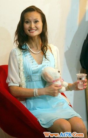 女艺人应征“立院”餐厅服务员 因太高调被拒录