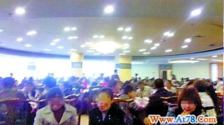 重庆一局长嫁女摆74桌 设两礼金台宾客分两轮吃(图)