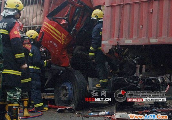 京珠高速郴州段凌晨12车连环相撞 运猪车两人死亡(组图)