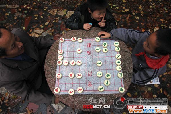 退休老师设计出图像象棋 “盲人可通过触摸来辨认”