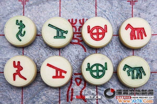 退休老师设计出图像象棋 “盲人可通过触摸来辨认”