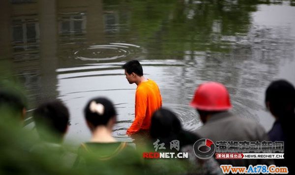 投水男子送往精神病院仍不开口 认识他请拨打热线(组图)