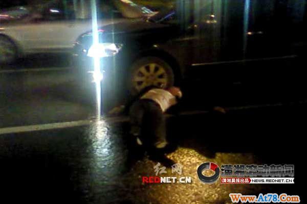 长沙芙蓉路司机肇事耍赖 躺在现场“啊啊”大叫(组图)