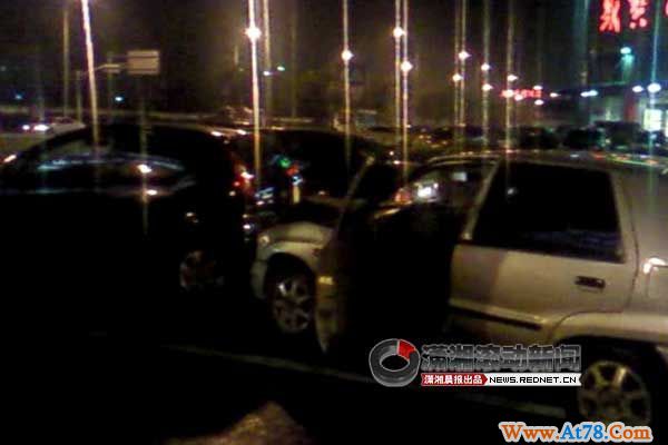 长沙芙蓉路司机肇事耍赖 躺在现场“啊啊”大叫(组图)