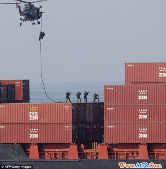 荷兰士兵实施机降制服劫持货轮海盗(组图)