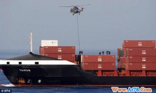 荷兰士兵实施机降制服劫持货轮海盗(组图)