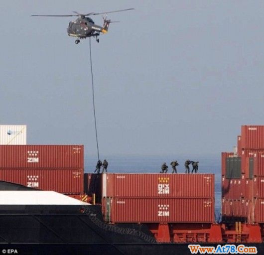 荷兰士兵实施机降制服劫持货轮海盗(组图)