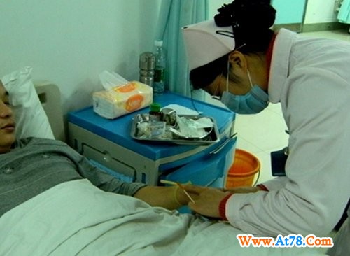 湖南郴州皇家钱柜自称最牛保安挑断顾客手筋