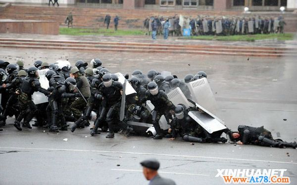 吉尔吉斯斯坦骚乱17死180伤(组图)