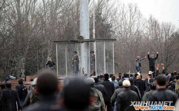 吉尔吉斯斯坦骚乱17死180伤(组图)