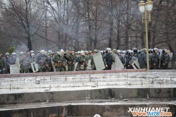 吉尔吉斯斯坦骚乱17死180伤(组图)