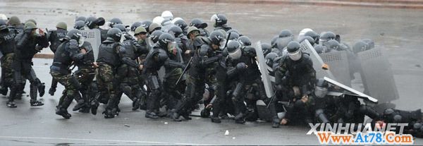 吉尔吉斯斯坦骚乱17死180伤(组图)