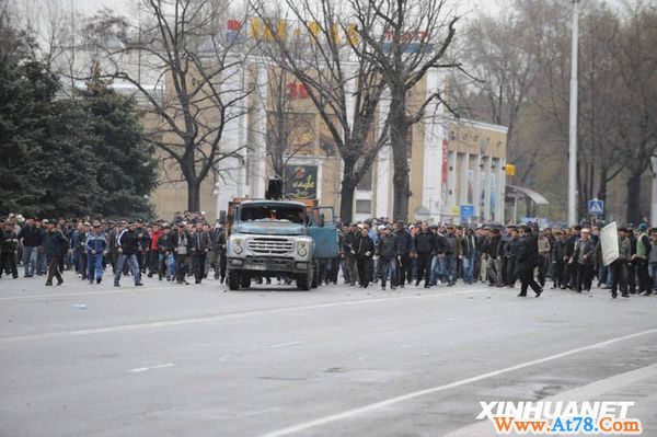 吉尔吉斯斯坦骚乱17死180伤(组图)