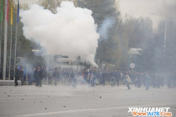 吉尔吉斯斯坦骚乱17死180伤(组图)