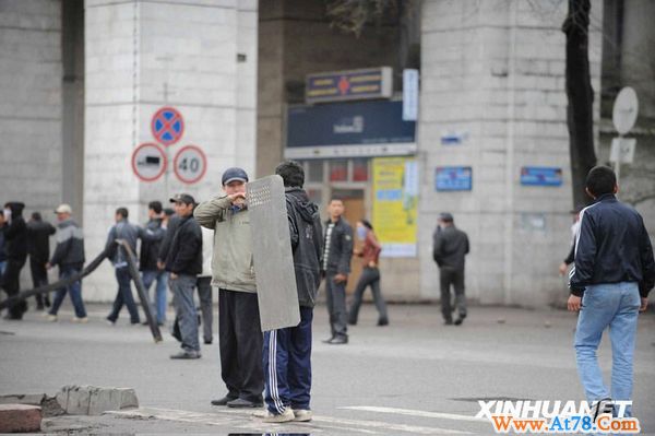 吉尔吉斯斯坦骚乱17死180伤(组图)