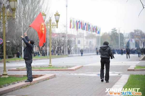 吉尔吉斯斯坦骚乱17死180伤(组图)