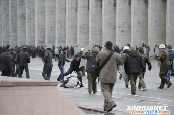 吉尔吉斯斯坦骚乱17死180伤(组图)