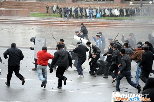 吉尔吉斯斯坦骚乱17死180伤(组图)