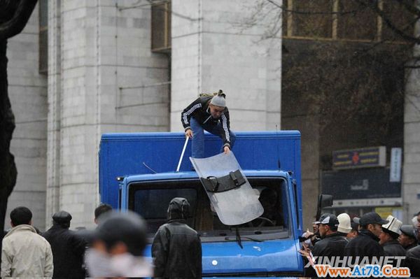 吉尔吉斯斯坦骚乱17死180伤(组图)