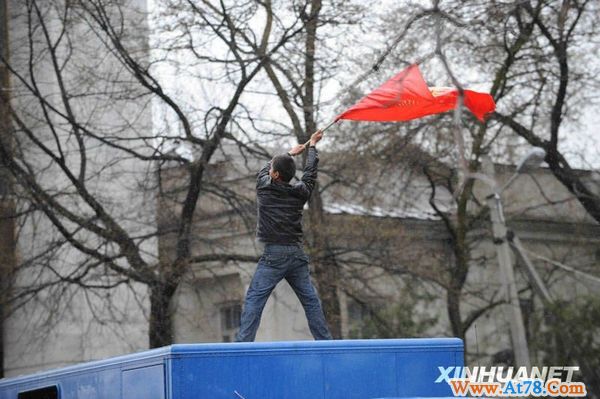 吉尔吉斯斯坦骚乱17死180伤(组图)