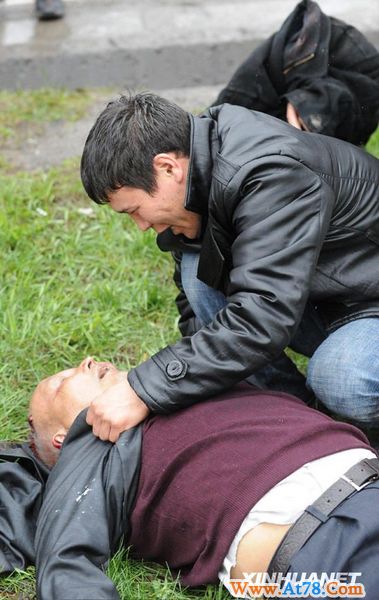 吉尔吉斯斯坦骚乱17死180伤(组图)