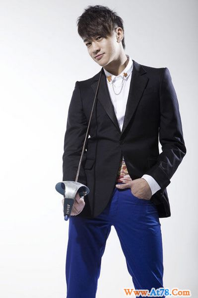 何润东变身击剑手 混搭风尽显帅气