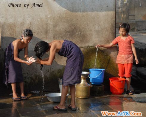 组图：尼泊尔人爱在街头洗澡
