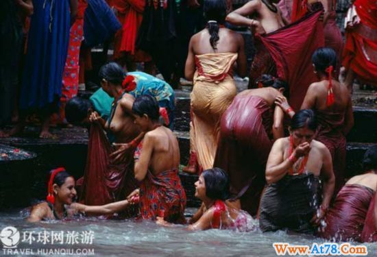 组图：尼泊尔人爱在街头洗澡