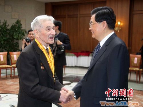 胡锦涛会见参加抗日战争的俄罗斯老战士(组图)