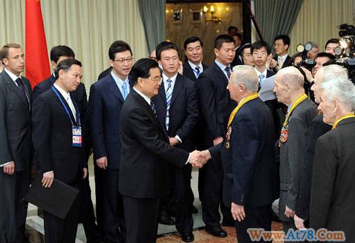 胡锦涛会见参加抗日战争的俄罗斯老战士(组图)
