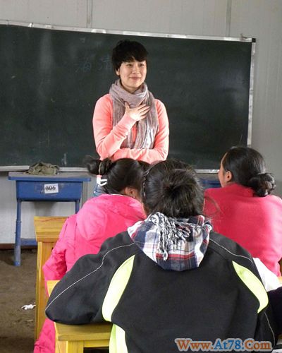 海清素颜赴玉树救孤母亲节为孤儿送温暖(组图)