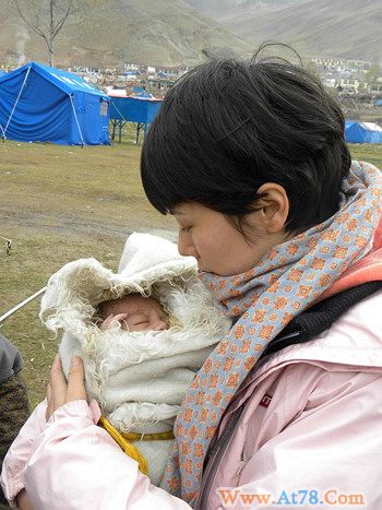 海清素颜赴玉树救孤母亲节为孤儿送温暖(组图)