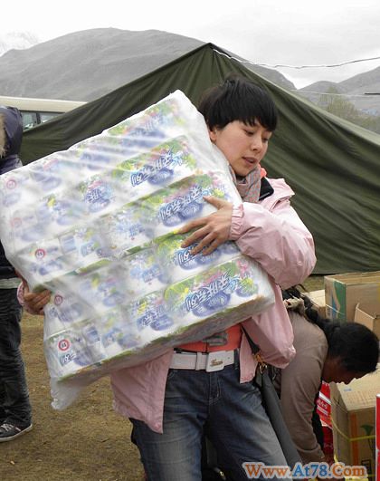 海清素颜赴玉树救孤母亲节为孤儿送温暖(组图)