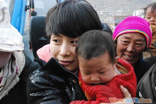 海清素颜赴玉树救孤母亲节为孤儿送温暖(组图)