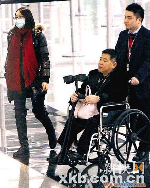 黎姿怀龙凤胎欲再生豪花20万5人陪剖腹产(图)