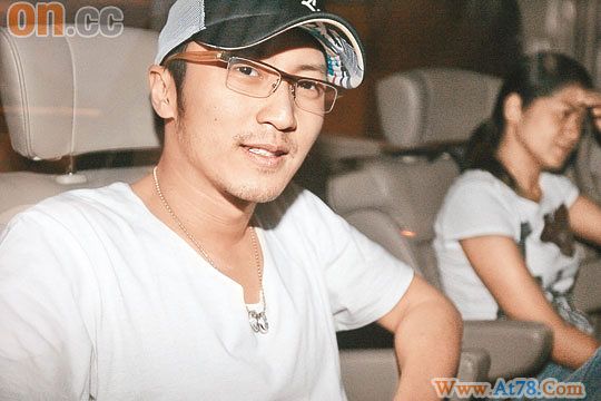 谢霆锋暂离张柏芝陪狄波拉吃饭庆祝母亲节(图)