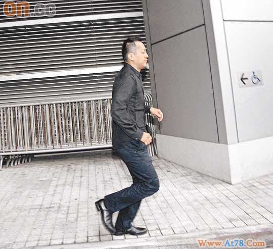 徐淑敏老公黄浩涉嫌普通袭击被带到警署助查