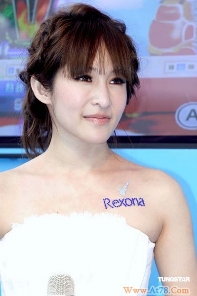 图文：萧亚轩出席代言活动-萧亚轩整形后