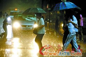 广东气象台回应广州特大暴雨预报较迟质疑