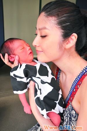 陈慧琳等儿子叫妈妈郭可盈“催肥”女儿(组图)