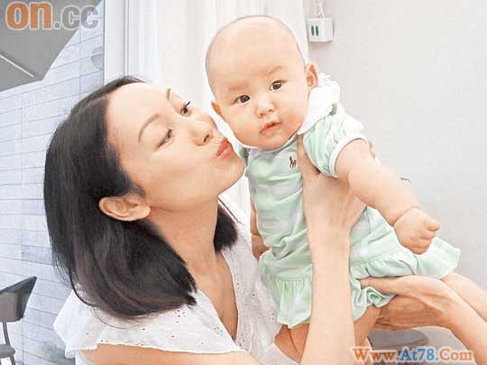 陈慧琳等儿子叫妈妈郭可盈“催肥”女儿(组图)