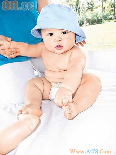 陈慧琳等儿子叫妈妈郭可盈“催肥”女儿(组图)