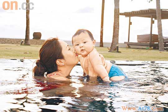 陈慧琳等儿子叫妈妈郭可盈“催肥”女儿(组图)