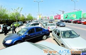 北京自驾车换乘轨道交通出行遭遇停车难(组图)